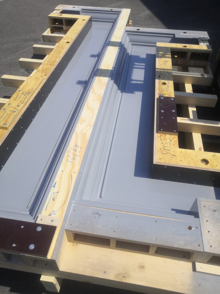 Moules de corniches en bois peint